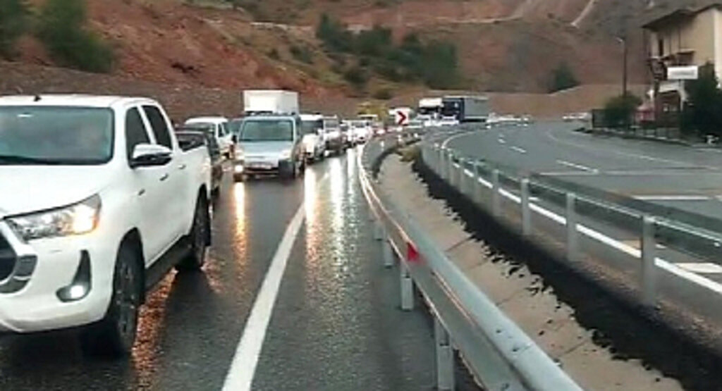 Gümüşhane-Bayburt Yolu Şiddetli Yağıştan Kapandı
