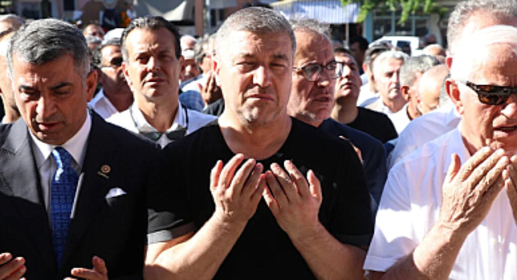 İsmail Küçükkaya'nın Annesi Toprağa Verildi