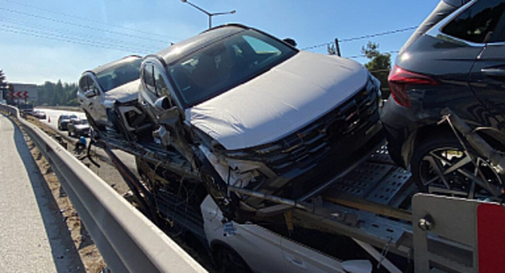 TEM Otoyolunda TIR Kazası: Sıfır Otomobiller Hasar Aldı