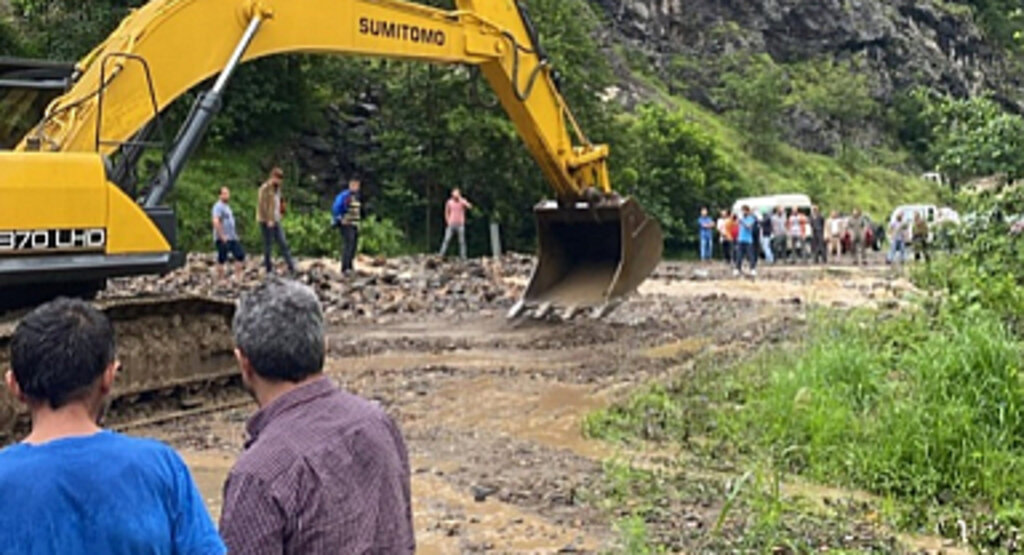 Trabzon'da Heyelan Nedeniyle Araklı-Bayburt Yolu Ulaşıma Kapandı