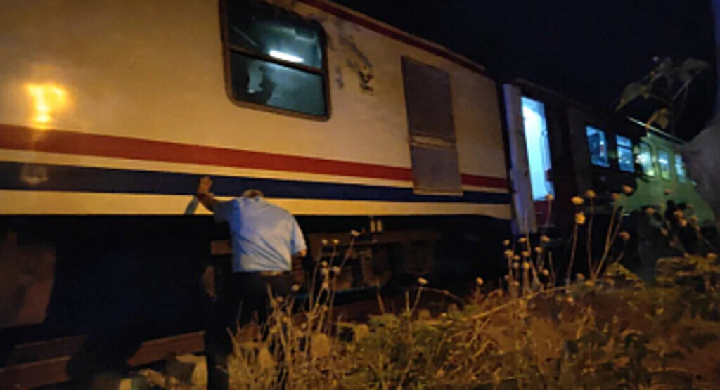 Yolcu Treni Çarptı: 2 Kişi Yaralandı