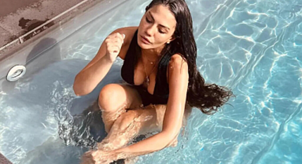 Demet Özdemir'in Havuz Pozları