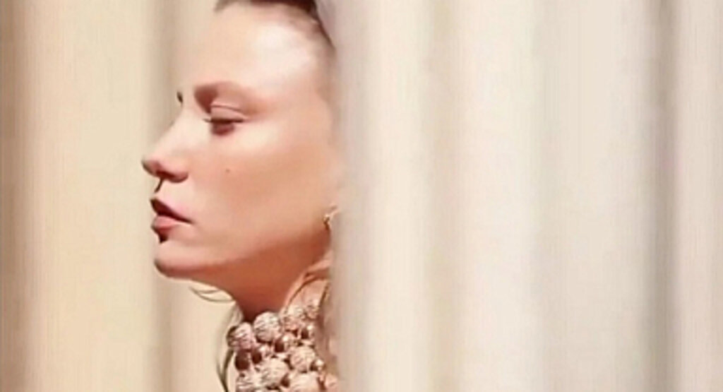 Serenay Sarıkaya'nın Kırmızılı Pozları Göz Kamaştırdı