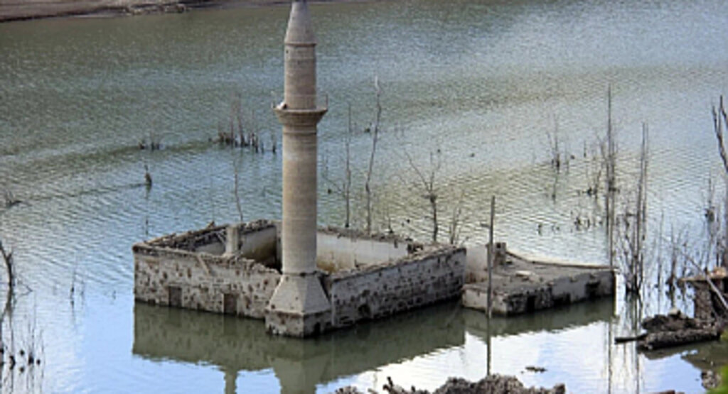 Sivas'ta Kuraklık Alarmı: Su Altındaki Köy Ortaya Çıktı