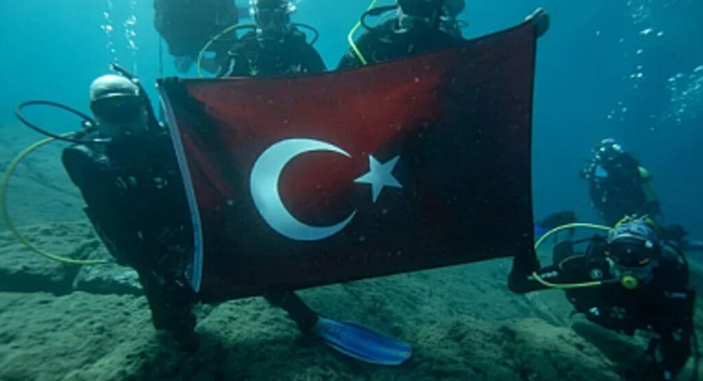 Dalgıçlar 9 Eylül’ü Su Altında Bayrak Açarak Kutladı