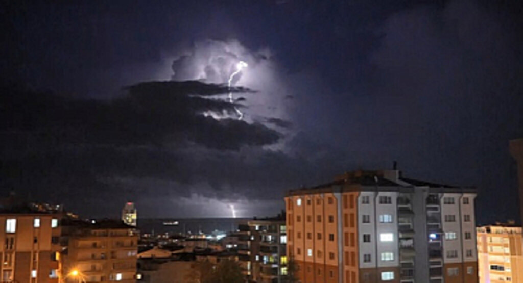 Samsun'da Geceyi Aydınlatan Şimşekler Görsel Şölen Sundu