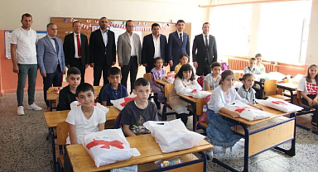 Samsun'da Hayırsever İş Adamlarından Öğrencilere Kırtasiye Desteği