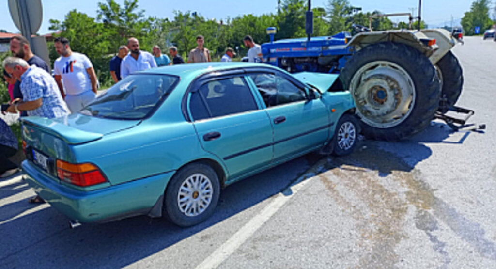 Samsun’da Otomobil ile Traktör Çarpıştı: 3 Kişi Yaralandı
