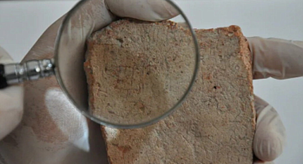 Silifke Kalesi'nde Bizans Dönemine Ait Tılsımlı Mezar Tableti Bulundu