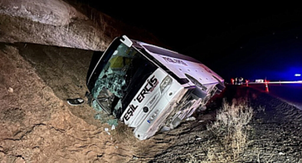 Sivas'ta Yolcu Otobüsü Devrildi: 24 Yolcu Yaralandı