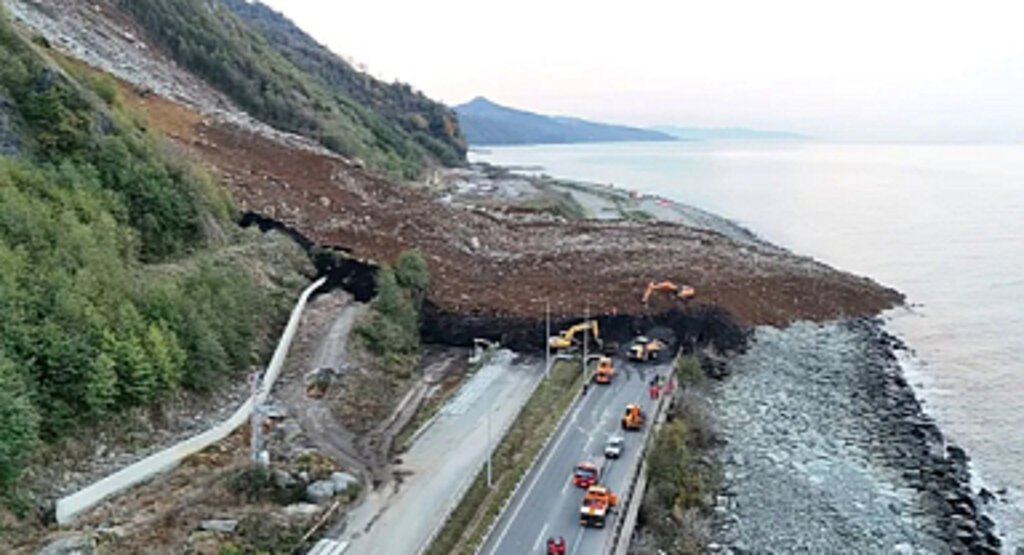 Artvin'de Heyelan: Karadeniz Sahil Yolu Trafiğe Kapandı