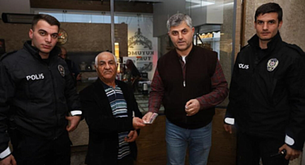 Bafra'da Yolda Bulduğu 1700 Doları Sahibine Teslim Etti