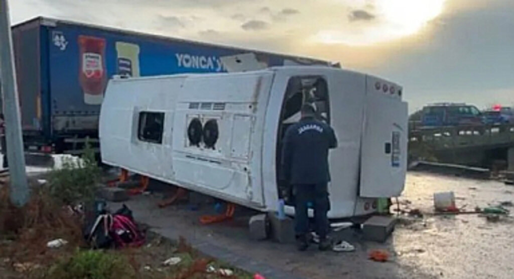  Balıkesir’de Feci Kaza: Okul Servisi TIR’la Çarpıştı