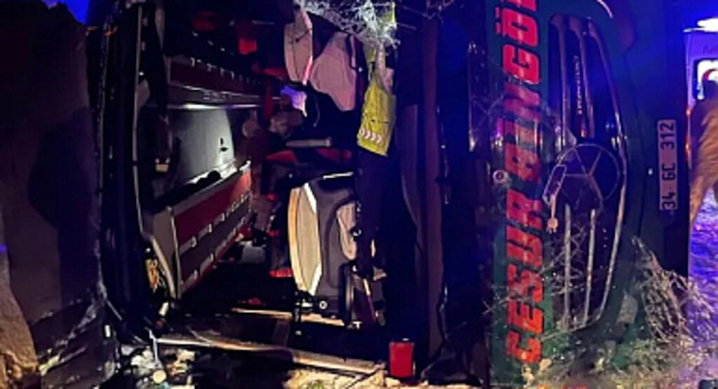 Bingöl'de Yolcu Otobüsü Devrildi: 2 Ölü, 16 Yaralı