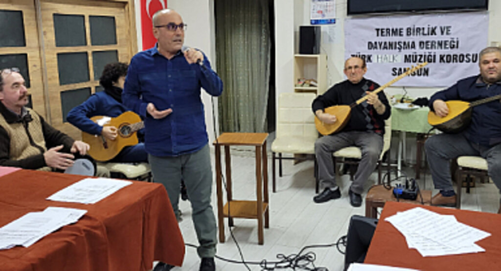 Emekli Polisten Öğrencilere Türkü Ziyafeti