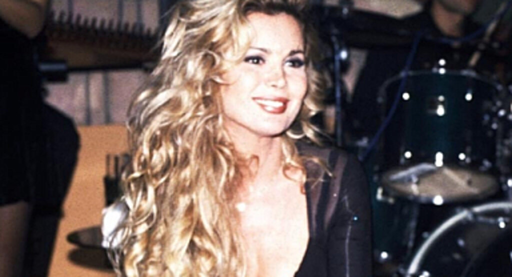 Harika Avcı'dan Üzen Haber: Polis Kapıyı Kırdı