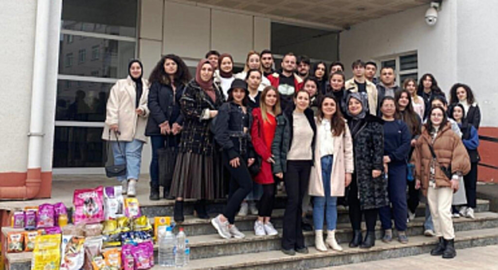 OMÜ Öğrencileri Sokak Hayvanlarına Şefkat Elini Uzattı