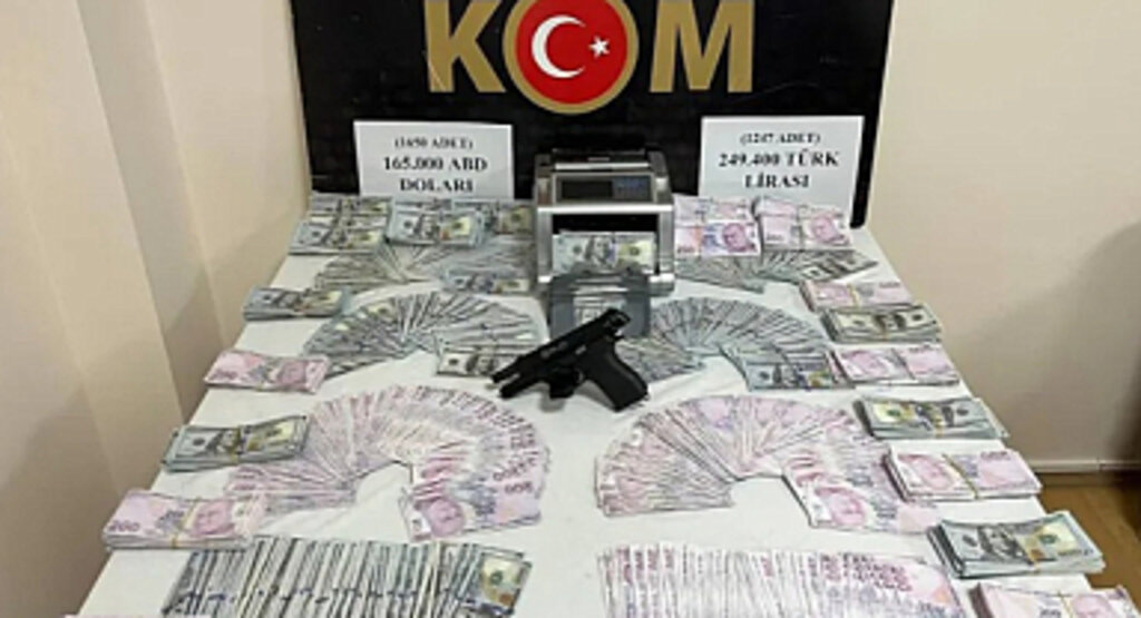 Sahte Dolar Baskını! 165 Bin Dolar Ele Geçirildi
