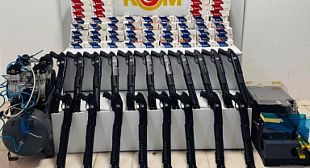 Samsun’da Ruhsatsız Silah ve Kaçak Makaron Operasyonu