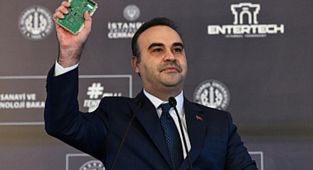 Bakan Kacır'dan Özel'e 'Yeşil Kart'lı Yanıt
