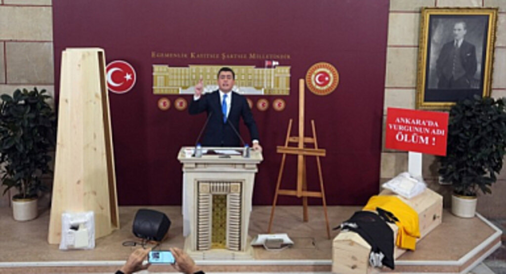 Osman Gökçek'ten TBMM'de Tabut ve Kefenli Protesto