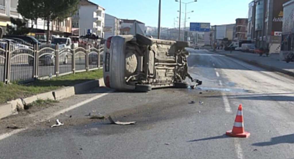Otomobil Aydınlatma Direğine Çarptı: 1 Yaralı