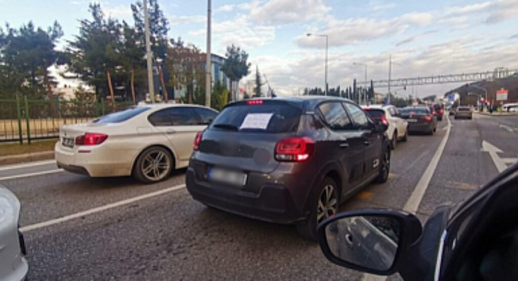 Samsun'da Acemi Sürücünün Yazısı Trafikte Gülümsetti