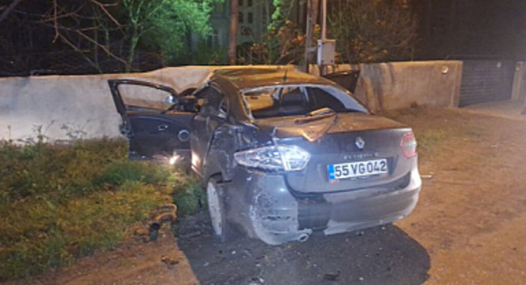 Samsun'da Ehliyetsiz Sürücü Duvara Çarptı!