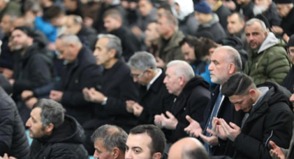 Canik Belediyesi Berat Kandili’nde Vatandaşlarla Buluştu