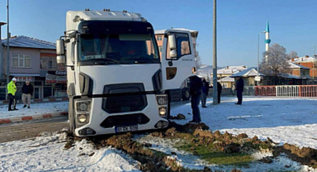 Samsun'da Buzlanma Nedeniyle Kamyon Refüje Çıktı
