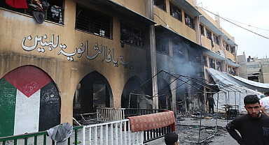İsrail Gazze'de Ev ve Okulu Vurdu: 8 Ölü