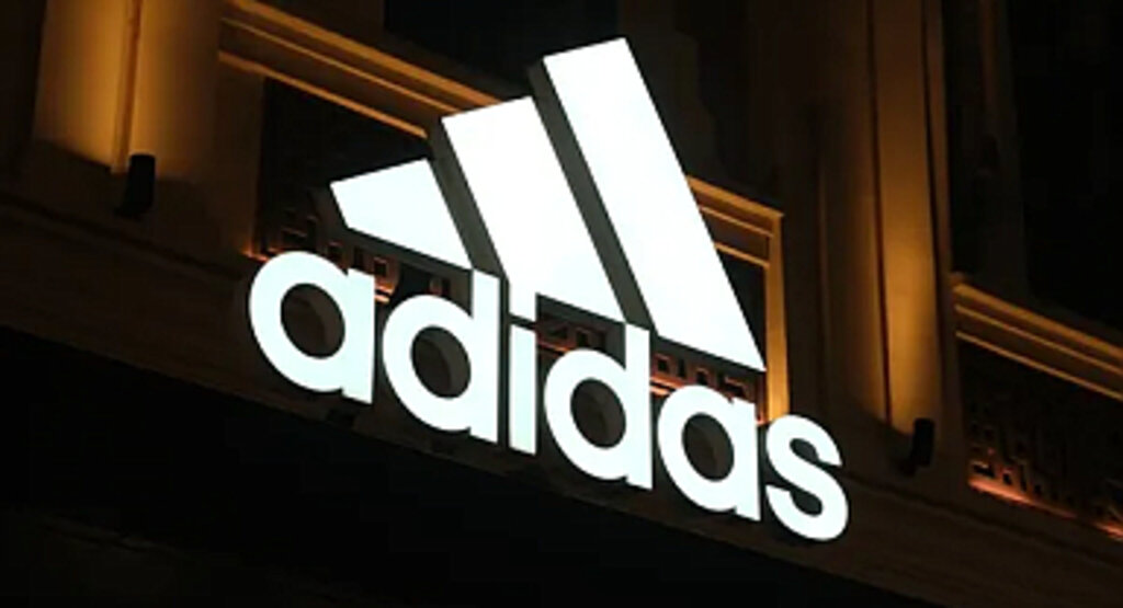 Tarzınızı ve Rahatlığınızı Yansıtın: Adidas Spor Ayakkabılar ve Guess Çantalar ile Spor Moda İncelemesi