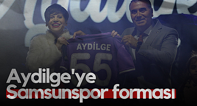 Aydilge’ye Samsunspor’un Mor Forması Hediye Edildi