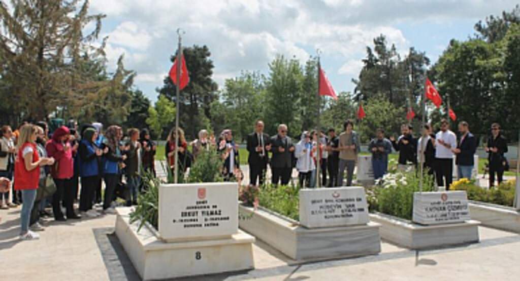 Bafra'da Genç Gönüllülerden Şehitliğe Ziyaret
