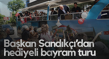 Canik Belediye Başkanı İbrahim Sandıkçı Otobüsle Şehir Turu Atıp Hediyeler Dağıttı