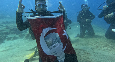 OMÜ’lü Dalgıçlardan Mavi Vatan’da Bayraklı Kutlama