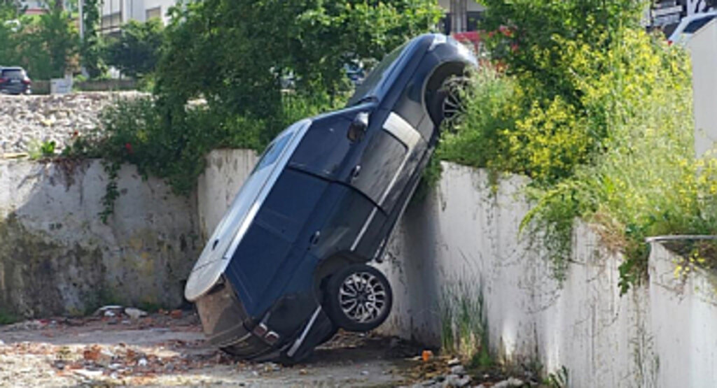 Samsun’da Lüks Cip Duvara Asılı Kaldı: 2 Yaralı