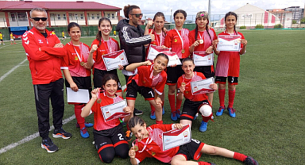 Samsun'da Yörükler Ortaokulu Tag Ragbi'de Bölge Şampiyonu Oldu