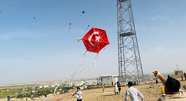 Sınırda Uçurtma Coşkusu: Gökyüzü Bayram Yeri Oldu