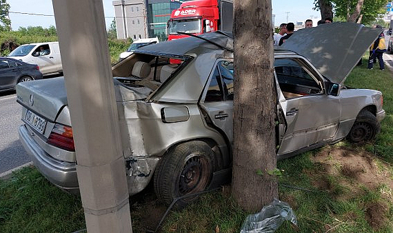 Tekkeköy'de Zincirleme Kaza: Otomobil Tıra ve Ağaca Çarptı, 1 Yaralı