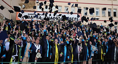 Bafra Anadolu Lisesi'nde Mezuniyet Coşkusu: 283 Öğrenci Kep Attı
