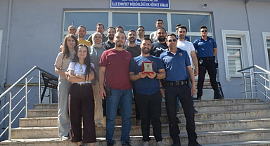 Bafra’da Görev Yapan Polis Memuruna Veda Plaketi