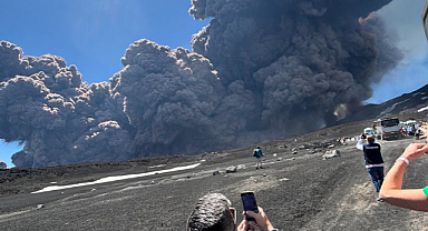 Etna Yanardağı Turistlerin Gözleri Önünde Patladı! Panik Anları Kamerada