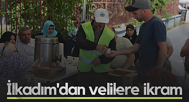 İlkadım'dan Sınav Bekleyen Velilere Çay ve Su İkramı