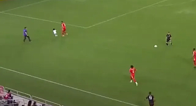 Maç Sırasında İnanılmaz Olay! Sahaya Bebek Girdi