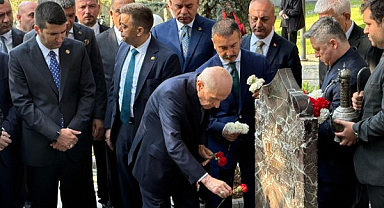 MHP Genel Başkanı Bahçeli, Alparslan Türkeş'in Kabrini Ziyaret Etti