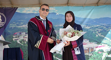 OMÜ’de Mezuniyet Gururu: Hem Hafız Oldu, Hem Fakülteyi Birincilikle Tamamladı
