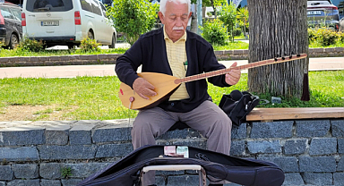 Samsun'da Çobanlıkla Başladı, Şimdi Sahilde Mini Konserler Veriyor