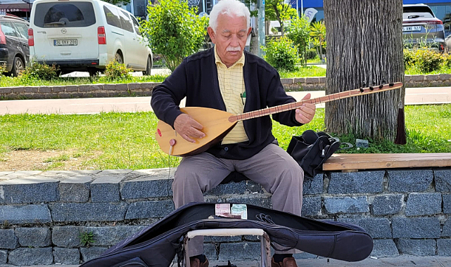 Samsun'da Çobanlıkla Başladı, Şimdi Sahilde Mini Konserler Veriyor