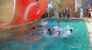 Samsun’da Denizcilik Lisesi Mezuniyetini Havuzda Kutladı
